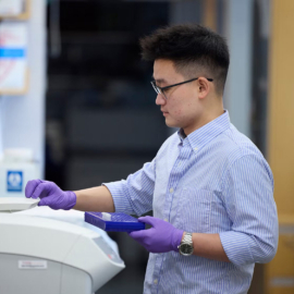 Researcher in the Hotamışlıgil lab
