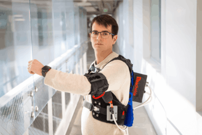Harvard Move Lab researcher David Pont wearing the Reachable device.