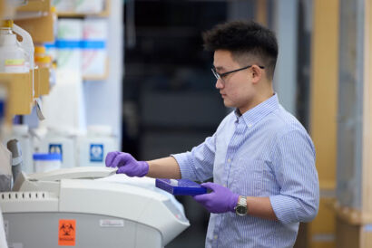 Researcher in the Hotamışlıgil lab